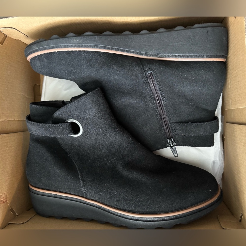 CLARKS SHARON SPRING Wide Width Suede Ankle Boot Zip Size 8 W